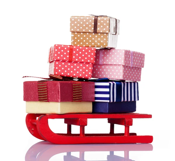 Slitta rossa piena di scatole regalo — Foto Stock