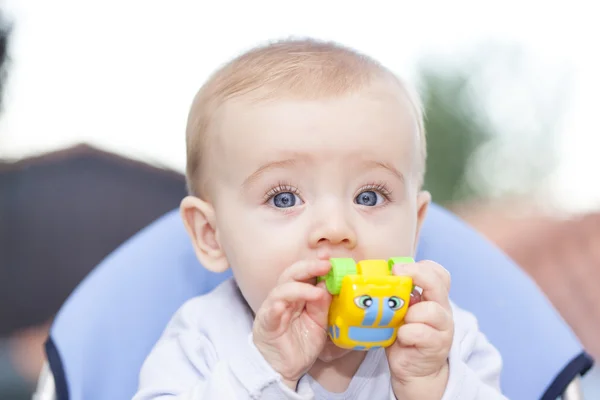 Bebê brincando com um brinquedo em casa — Fotografia de Stock