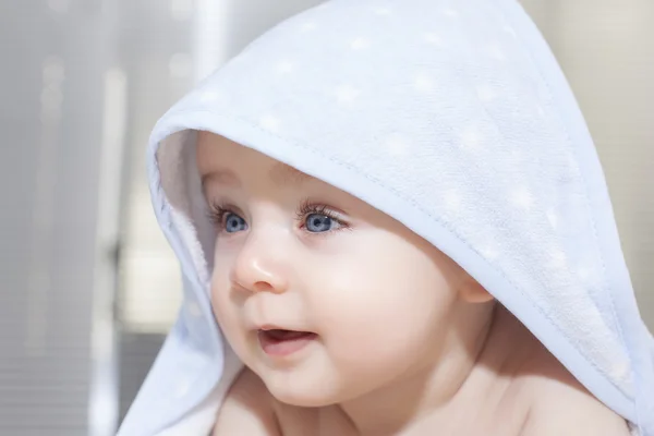 Очаровательный голубые глаза ребенка на полотенце — стоковое фото