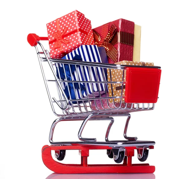 Kırmızı kızak ve alışveriş sepeti hediye kutuları ile — Stok fotoğraf