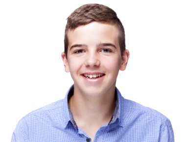 Kameraya bakarak ve gülümseyen genç çocuk