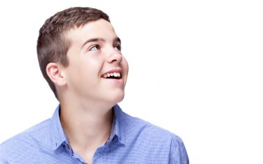 Köşeye kadar arayan bir çocuk portresi