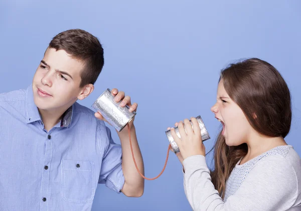 Kinderen spelen met een kan als een telefoon — Stockfoto