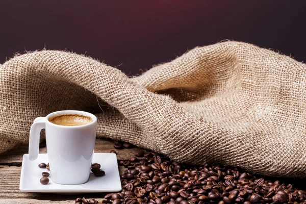 Taza de café sobre mesa de madera envejecida —  Fotos de Stock