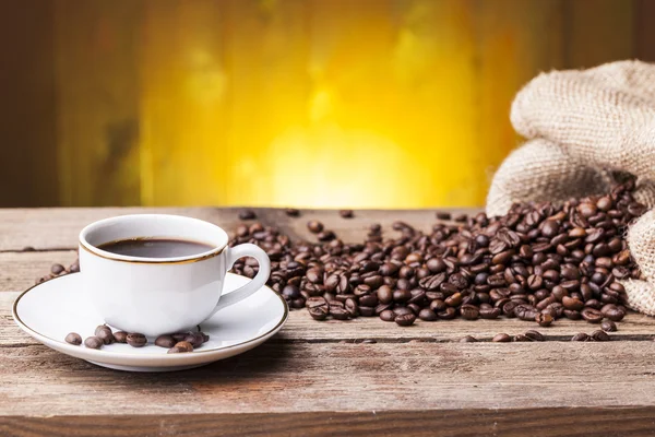 Чашка гарячої кави на грандж фоні — стокове фото