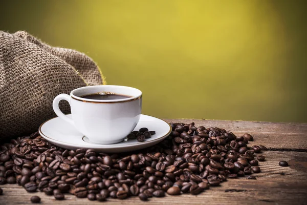 Cup with coffee against grunge background — Stock Photo, Image