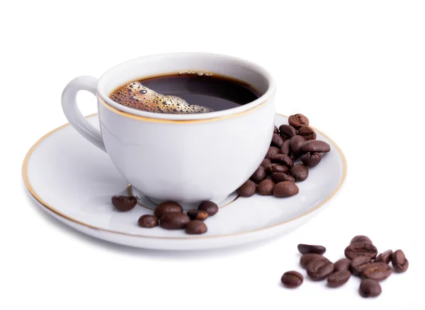 Cup met koffie en bonen op witte achtergrond Stockafbeelding