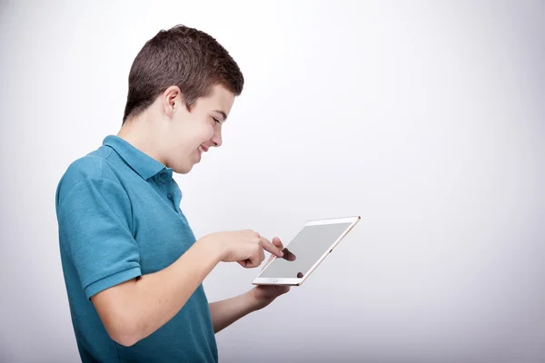 Niño con una tableta digital — Foto de Stock