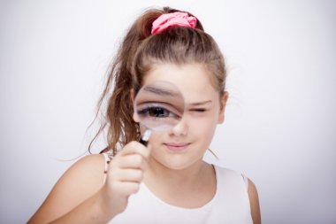 küçük kız bir büyüteç arıyor