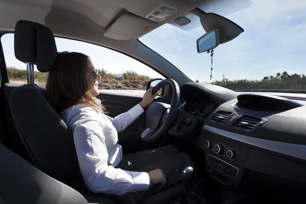 Femme d'affaires conduisant une voiture de sport — Photo