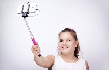Küçük kız selfie stick kullanarak