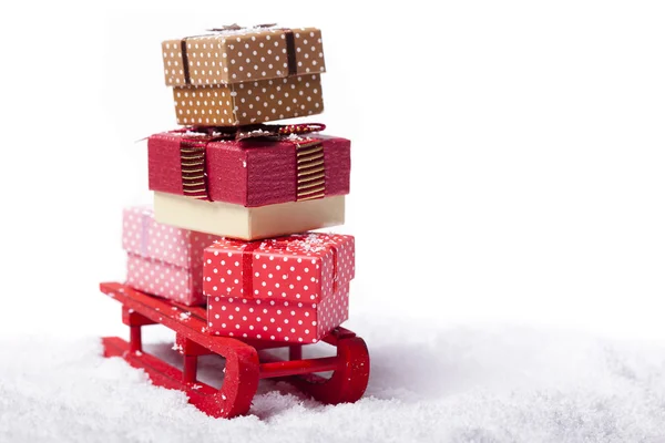 Roter Schlitten voller Geschenkboxen — Stockfoto