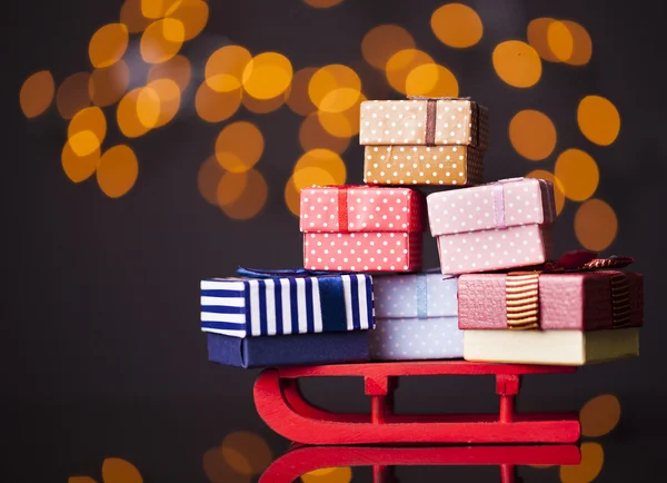 Slee vol geschenkdozen — Stockfoto
