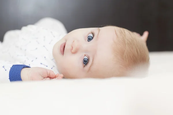 Adorável bebê deitado na cama — Fotografia de Stock