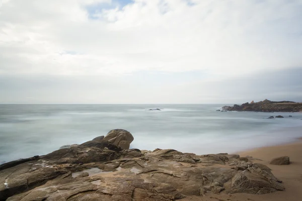 Скалистый туманный морской пейзаж — стоковое фото