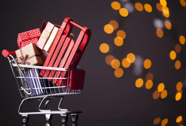 Carrito de compras lleno de cajas de regalo — Foto de Stock