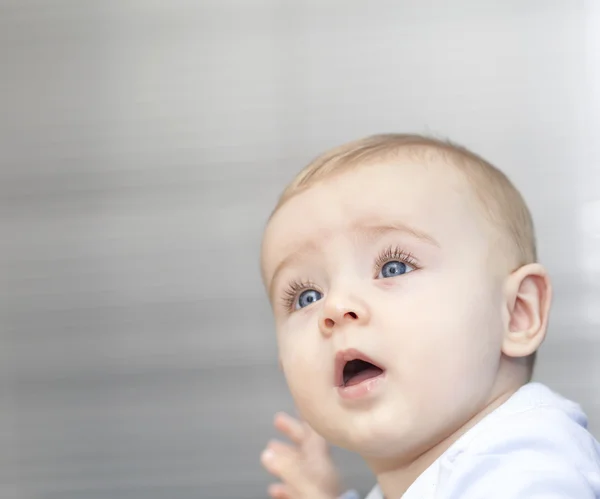 Adorável bebê olhando para cima — Fotografia de Stock