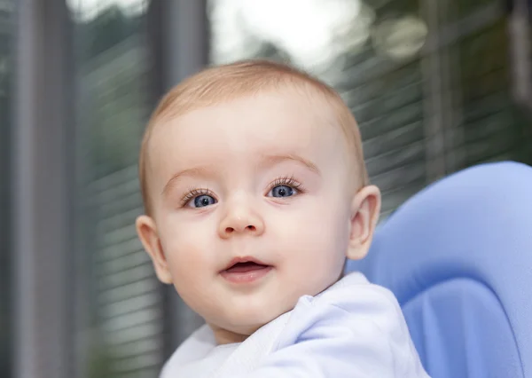 Bebê sentado na cadeira — Fotografia de Stock