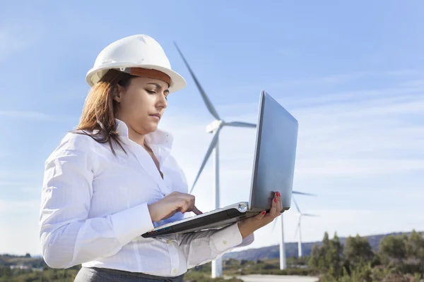 Інженер з ноутбуком на вітроелектростанції — стокове фото