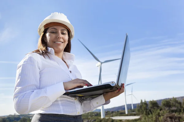 Engenheiro com laptop no parque eólico — Fotografia de Stock