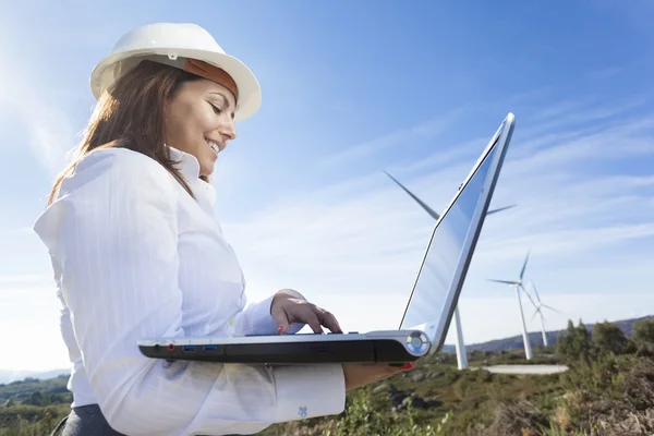 Ingenjör med laptop i vindkraftpark — Stockfoto