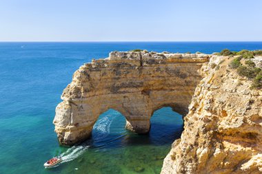 Plaja yakın Mağaralar gelen turist ile tekne