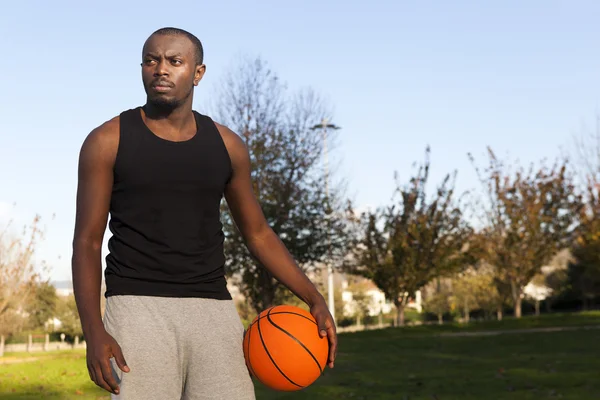 Afroamerican homem rua cesta jogador segurando um basquete — Fotografia de Stock