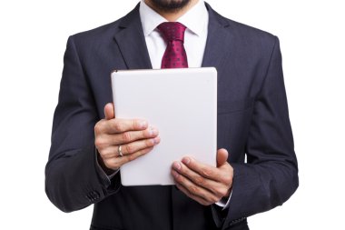 Elinde tablet bilgisayar tutan bir işadamı