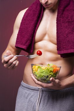 Kaslı adam salata bir kase tutarak