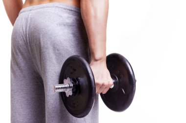Uygun adam bir dumbbell tutarak