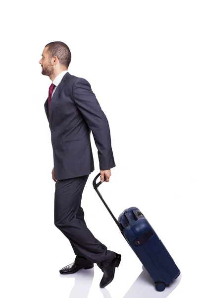 ビジネスの男性がスーツケースで歩く — ストック写真