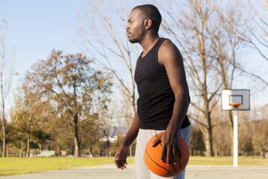 Bir basketbol Mahkemesi ile ayakta sokak sepet oyuncu