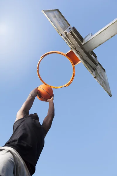 Basketball player jumping to dunk — Stock Photo, Image