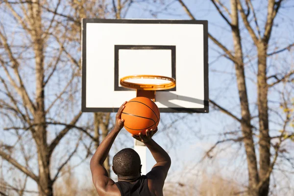 Pemain basket jalanan bermain di luar ruangan — Stok Foto
