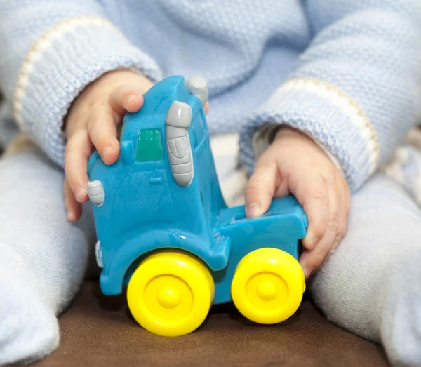 Criança Infantil Do Bebê Da Criança Com O Caminhão Grande Do Carro Do  Brinquedo Imagem de Stock - Imagem de carro, pouco: 39821491