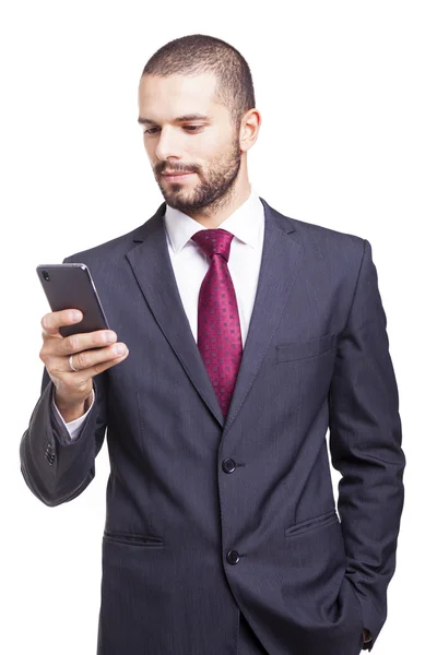 Hombre de negocios guapo leyendo un mensaje en su teléfono inteligente —  Fotos de Stock