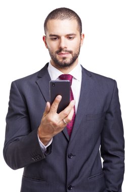 Yakışıklı işadamı onun smartphone cep telefonu ile mesaj okuma