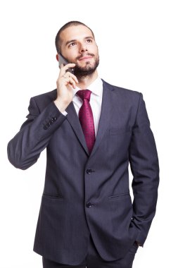 Yakışıklı iş adamı telefonda konuşuyor.