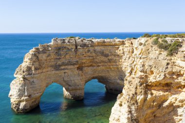 Kayalıklarla plaj praia da Marinha adlı