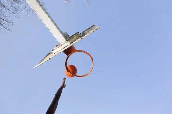Jugador de baloncesto saltando a dunk —  Fotos de Stock