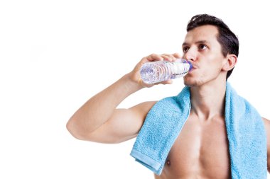 Bir şişe su içme fitness adam