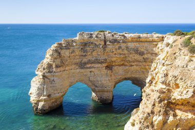 Kayalıklarla plaj praia da Marinha adlı