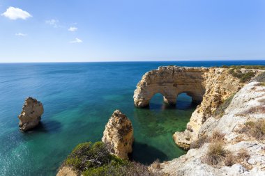 Kayalıklarla plaj praia da Marinha adlı
