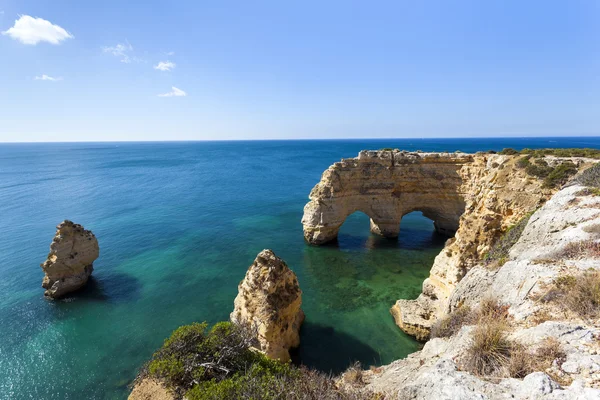 Falésias na praia praia da Marinha — Fotografia de Stock