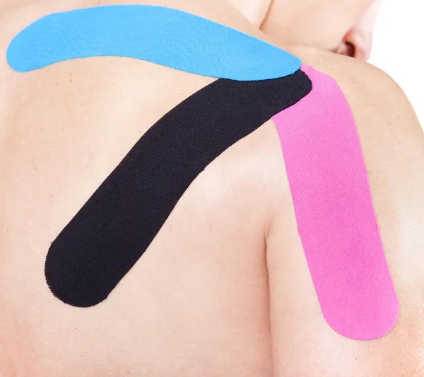 Hombre con kinesiotaping en el hombro — Foto de Stock