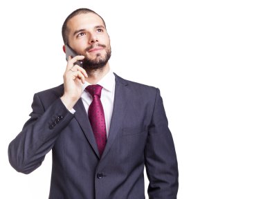 Yakışıklı iş adamı telefonda konuşuyor.