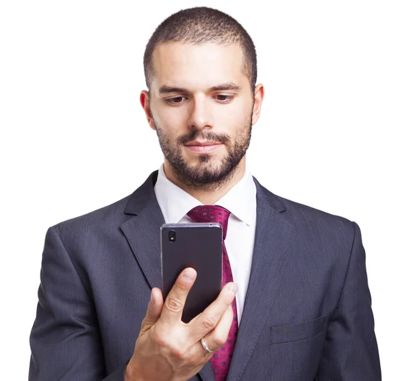 Empresario leyendo un mensaje en su smartphone — Foto de Stock