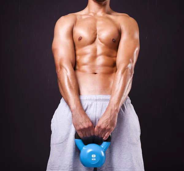 Fitness man opgedampt een halter — Stockfoto