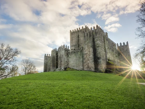 Guimaraes slott ved solnedgang i Portugal – stockfoto