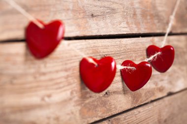 Sevgililer kalpler rustik ahşap zemin üzerine